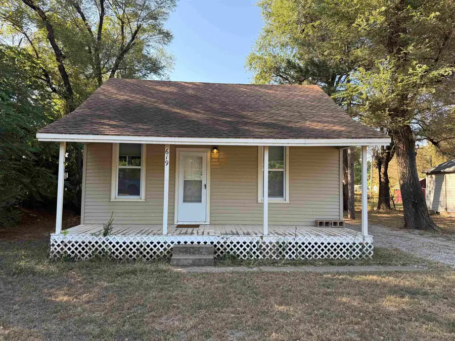 619 E C Ave, Kingman, KS 67068 - #2