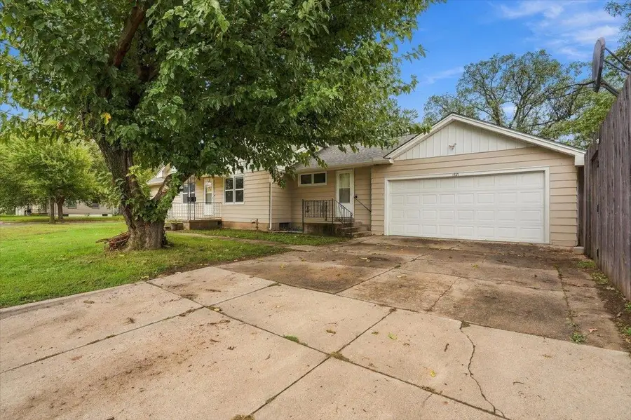 1421 E Kinkaid St, Wichita, KS 67211 - #2