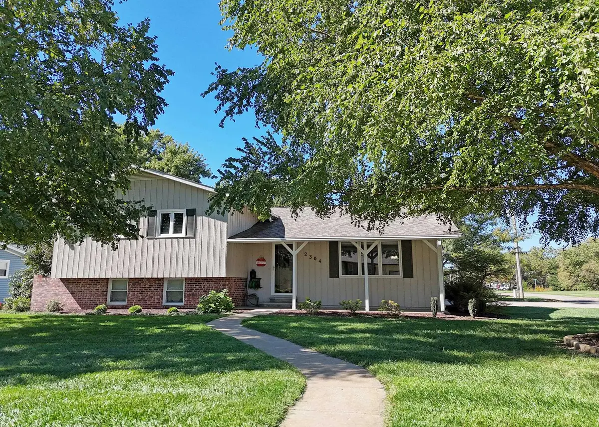 2304 Fairway Dr, Belleville, KS 66935 - #1