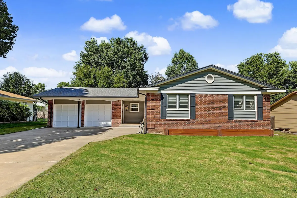 214 E Pioneer Pl, Mulvane, KS 67110 - #1
