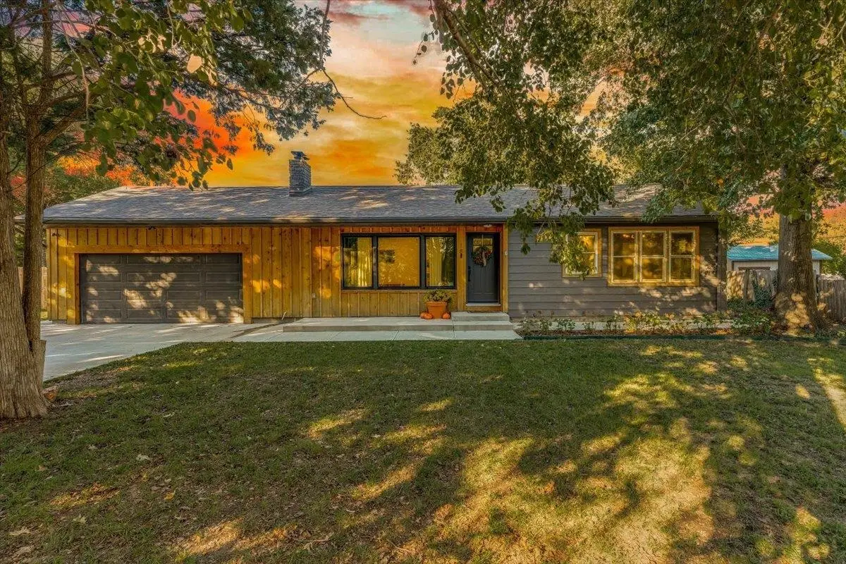 18 E Hawthorne St, Wichita, KS 67206-2535 - #1