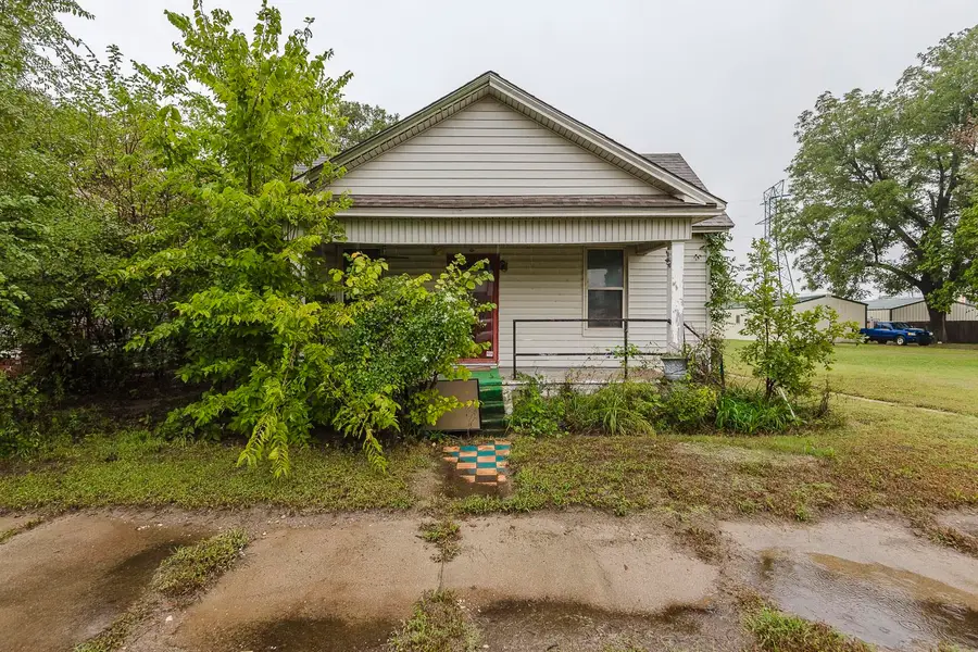 725 W 1st, Hutchinson, KS 67501 - #2
