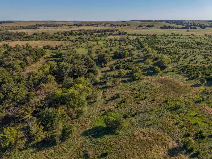3086 Saddle Rd, Elk City, KS 67344 - #2