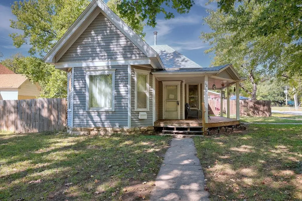 1212 E 7th Ave, Winfield, KS 67156 - #1