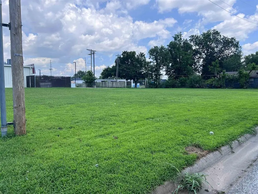 1422 N 1st St, Arkansas City, KS 67005 - #1