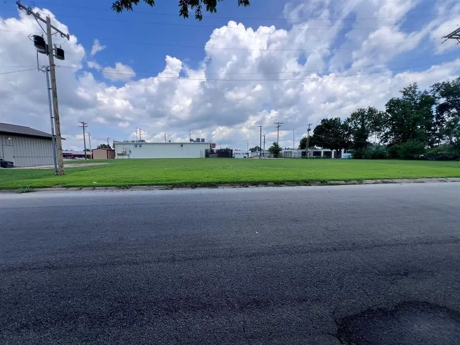 1422 N 1st St, Arkansas City, KS 67005 - #2