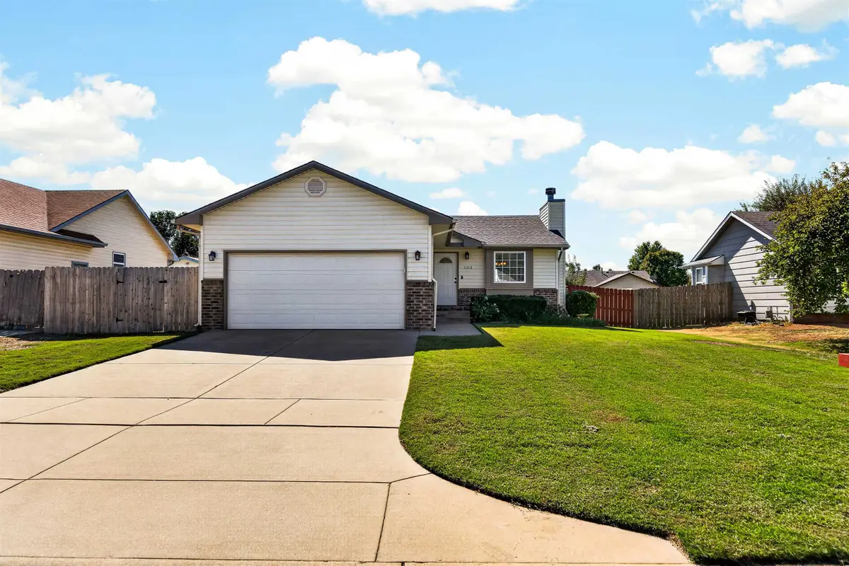 1313 E Lonna St, Haysville, KS 67060 - #1