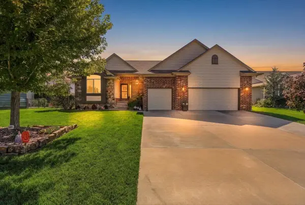 813 W Ledgestone St, Andover, KS 67002