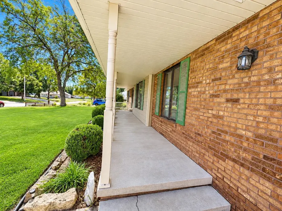 409 N Willow St, Solomon, KS 67480 - #2