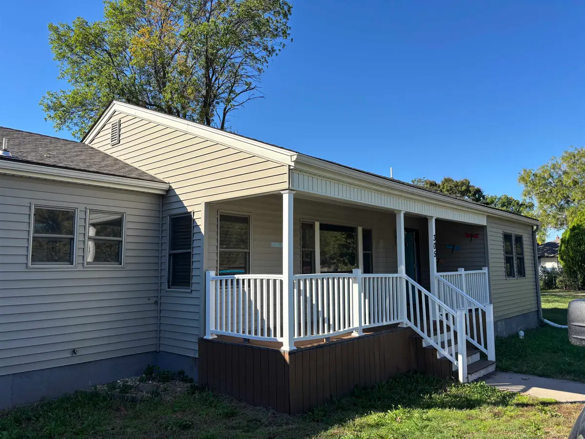 305 W 30th Ave, Hutchinson, KS 67502 - #1