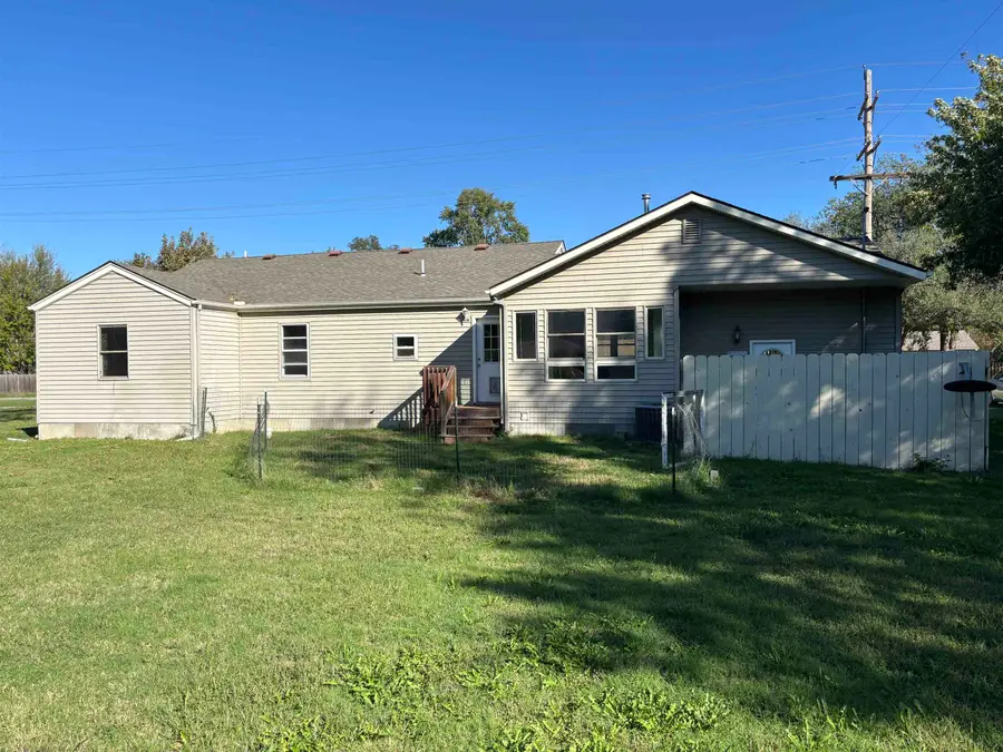 305 W 30th Ave, Hutchinson, KS 67502 - #2