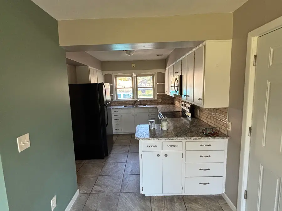 305 W 30th Ave, Hutchinson, KS 67502 - #3