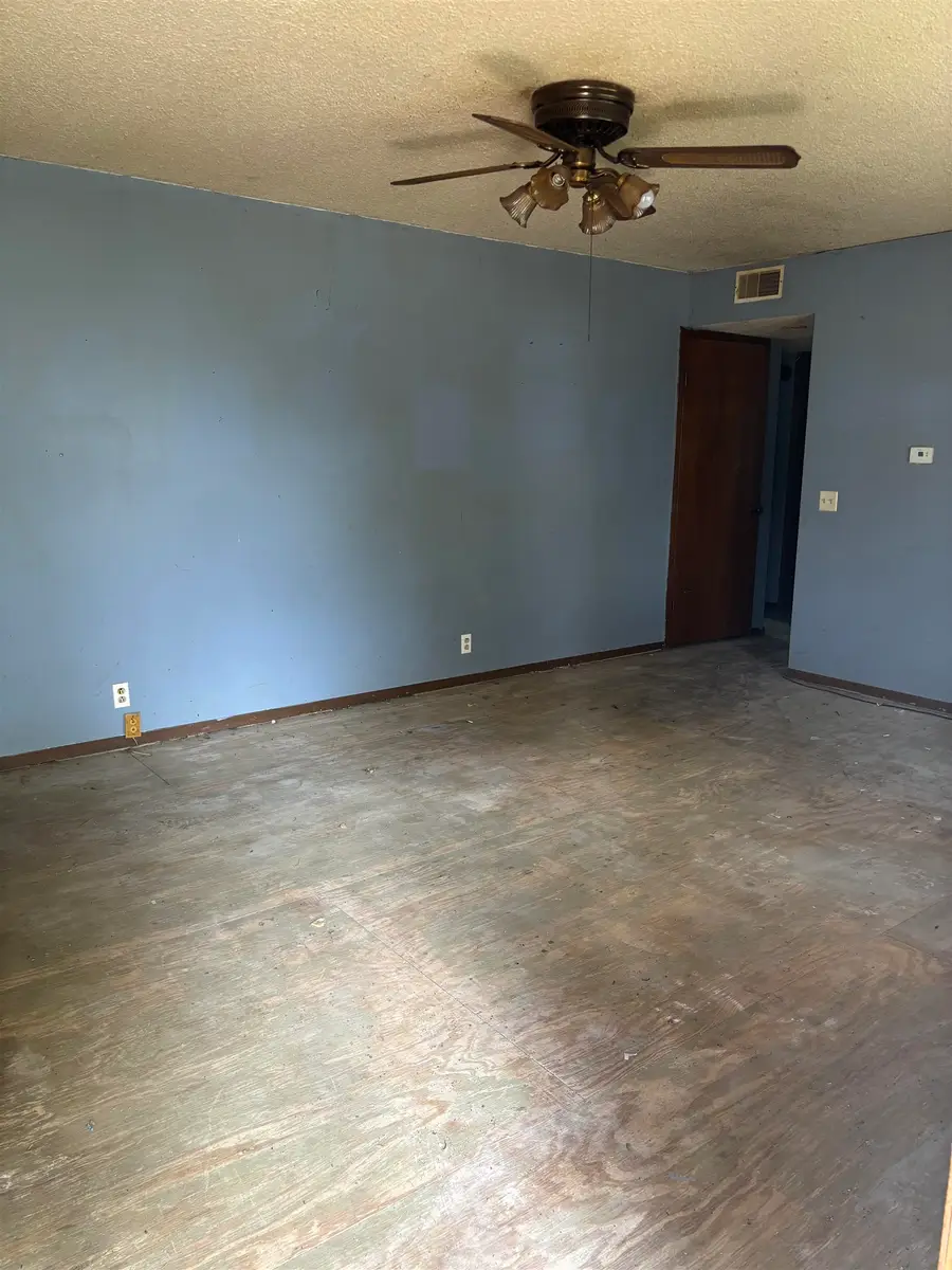 311 E 8th St, Wellington, KS 67152 - #2