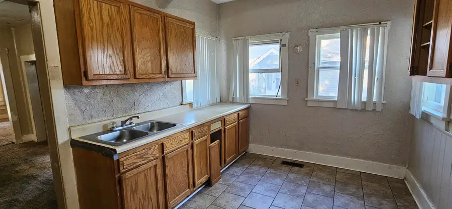 408 W 9th Ave, Winfield, KS 67156 - #2