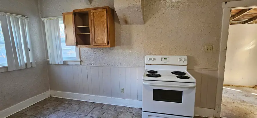 408 W 9th Ave, Winfield, KS 67156 - #3