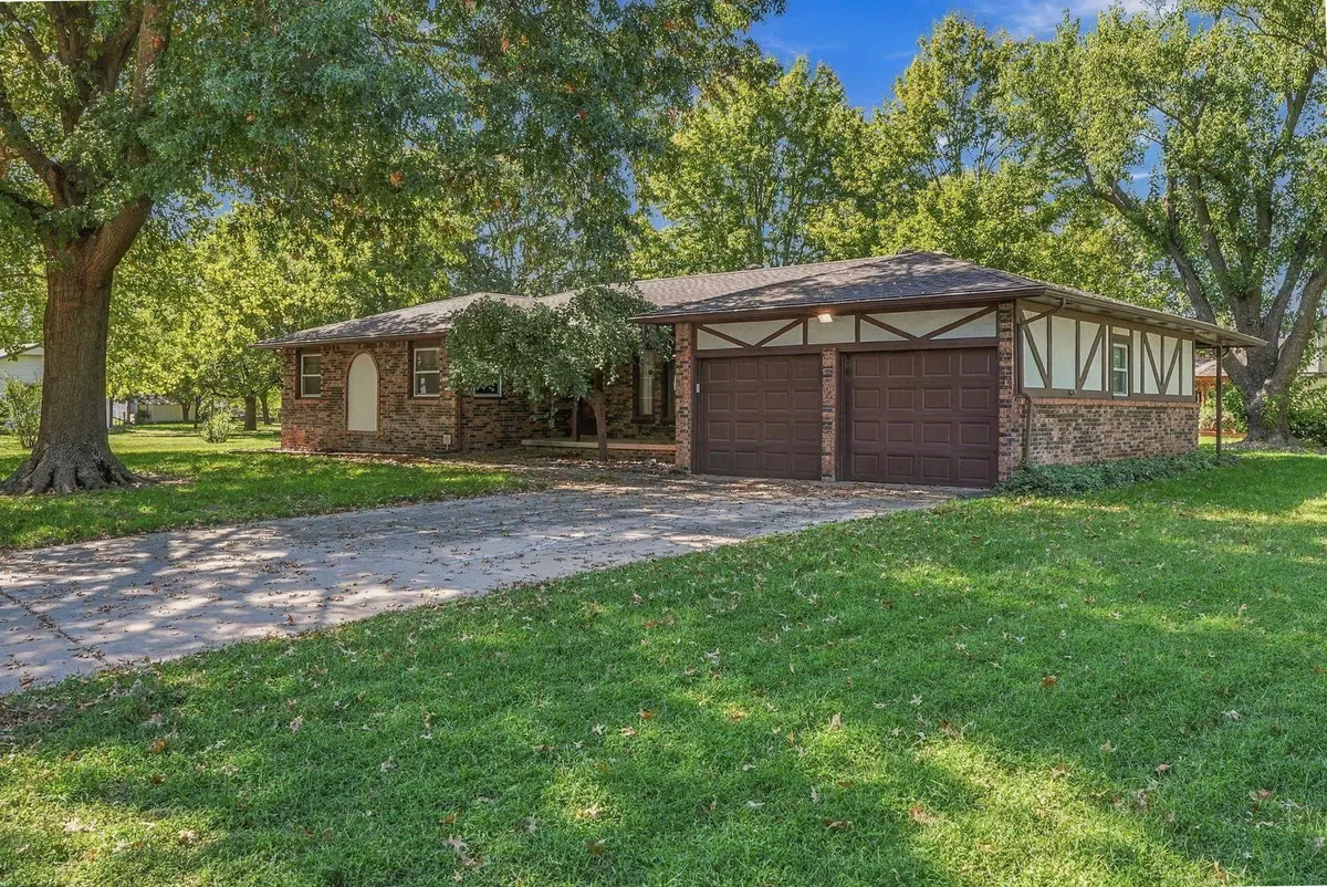 815 N Toh N Hah Trail, Wichita, KS 67212 - #1