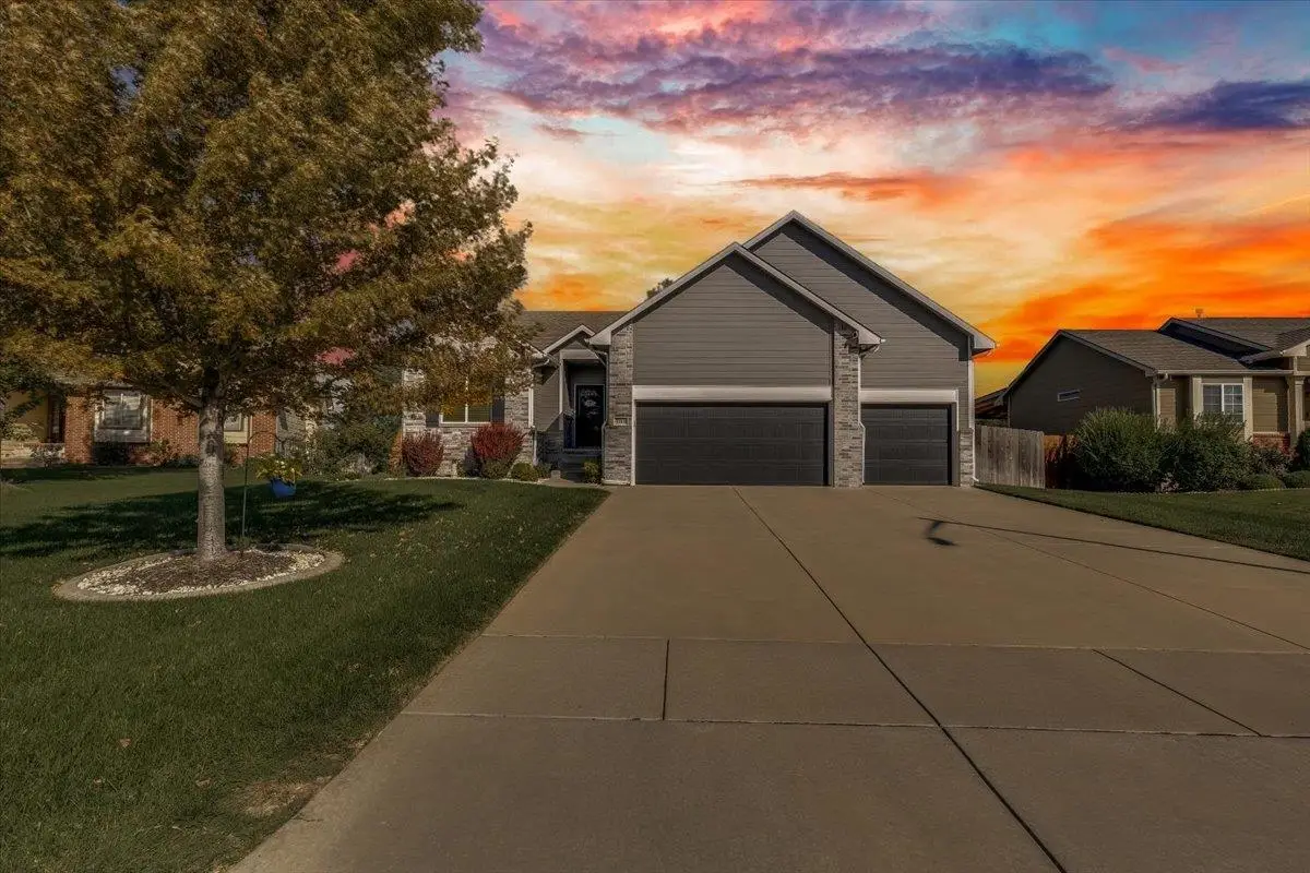 3213 S Bluelake Ct, Wichita, KS 67215 - #1