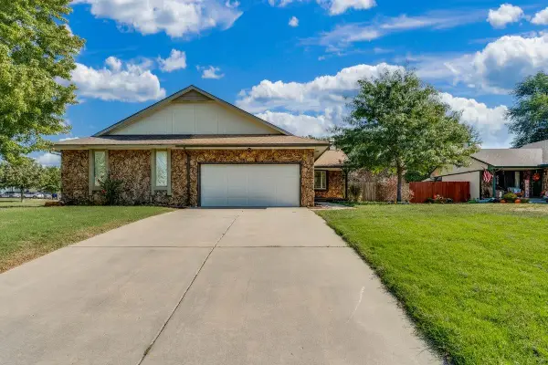 630 N Oak Forest Ln, Derby, KS 67037