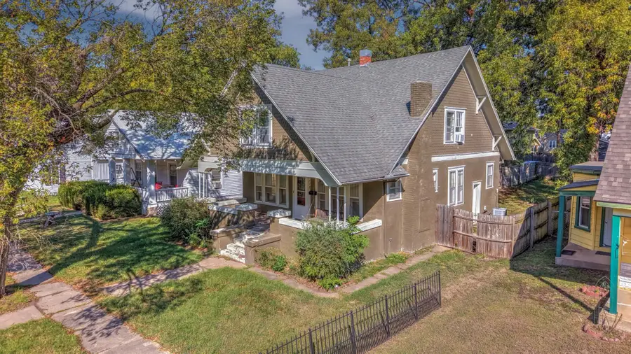 712 E 10th, Winfield, KS 67156 - #2
