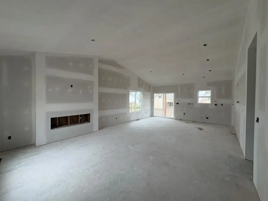 8985 E Forbes Cir, Bel Aire, KS 67220 - #2