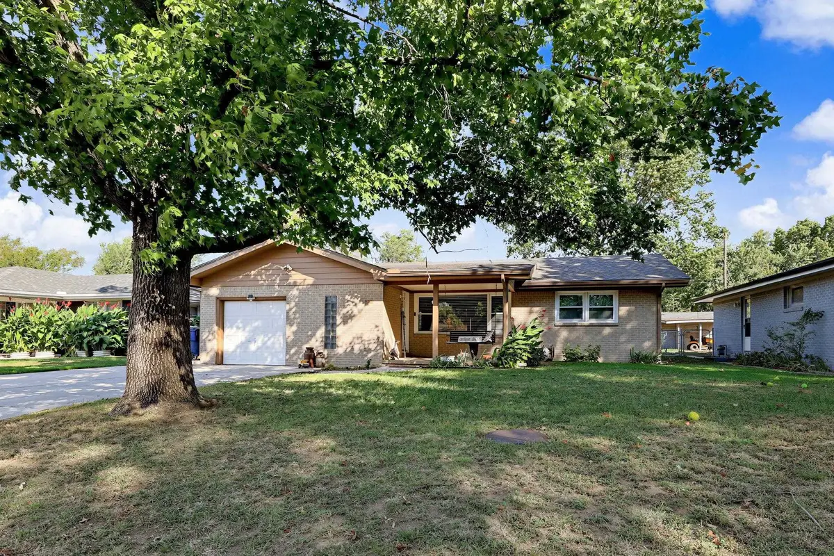520 E 8th Ave, Belle Plaine, KS 67013 - #1