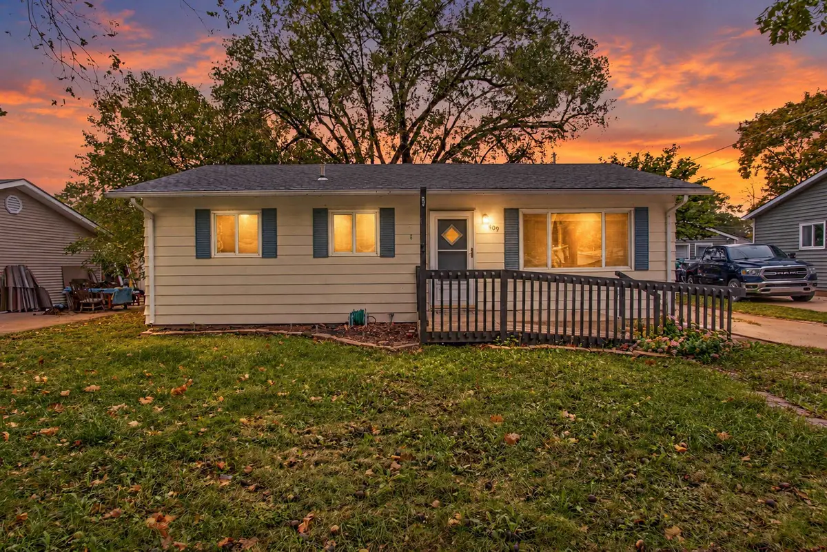 409 Central Ave, Newton, KS 67114 - #1