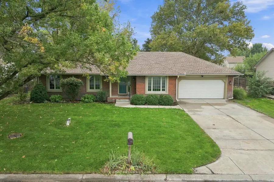 701 E Dover Dr, Valley Center, KS 67147 - #2