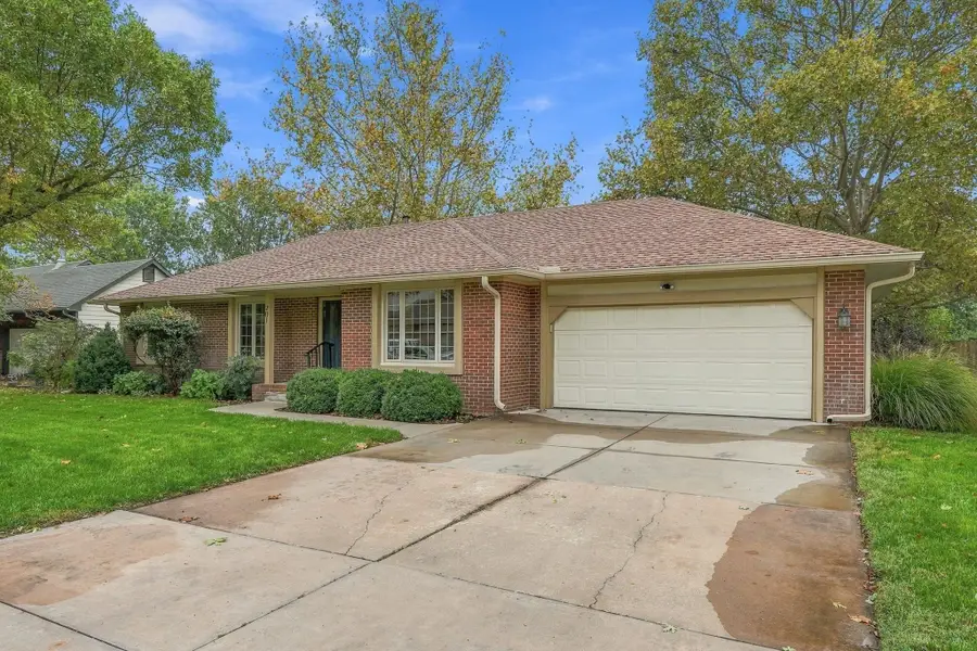 701 E Dover Dr, Valley Center, KS 67147 - #3