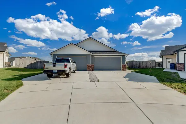 5694 E Bristol Ct, Bel Aire, KS 67220