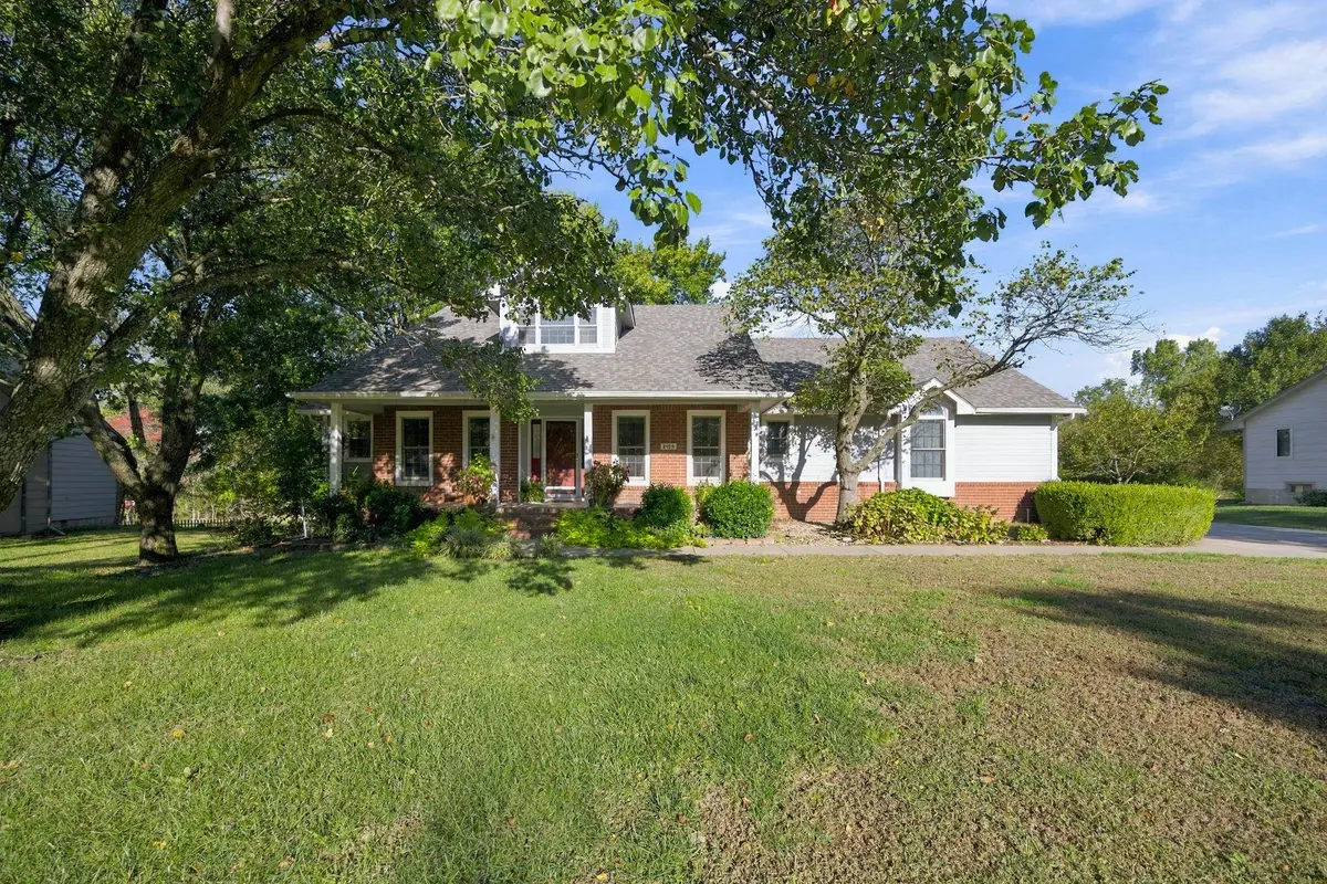 2105 N Loomis Dr, Augusta, KS 67010 - #1