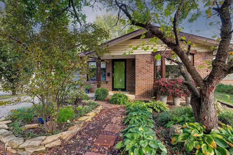 814 E 11th Ave, Winfield, KS 67156 - #2