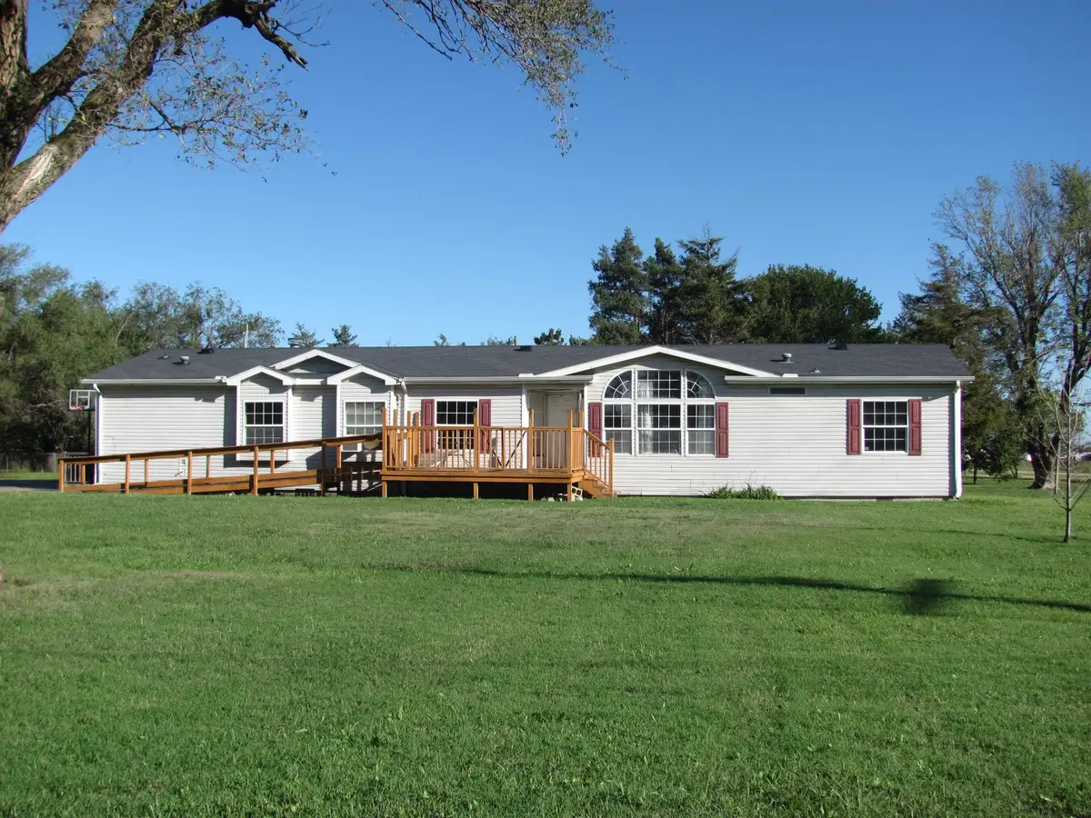 2414 E Wasp Rd, Hutchinson, KS 67501 - #1