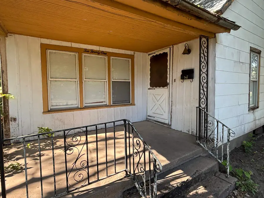 1021 N Poplar, Newton, KS 67114 - #3