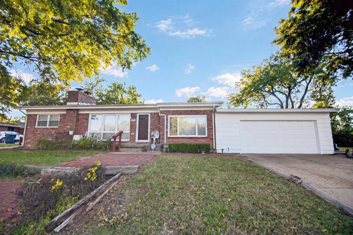 2555 N Roosevelt St, Wichita, KS 67220 - #1