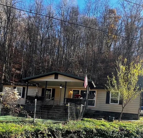 203 Daggs Br, Canada, KY 41519