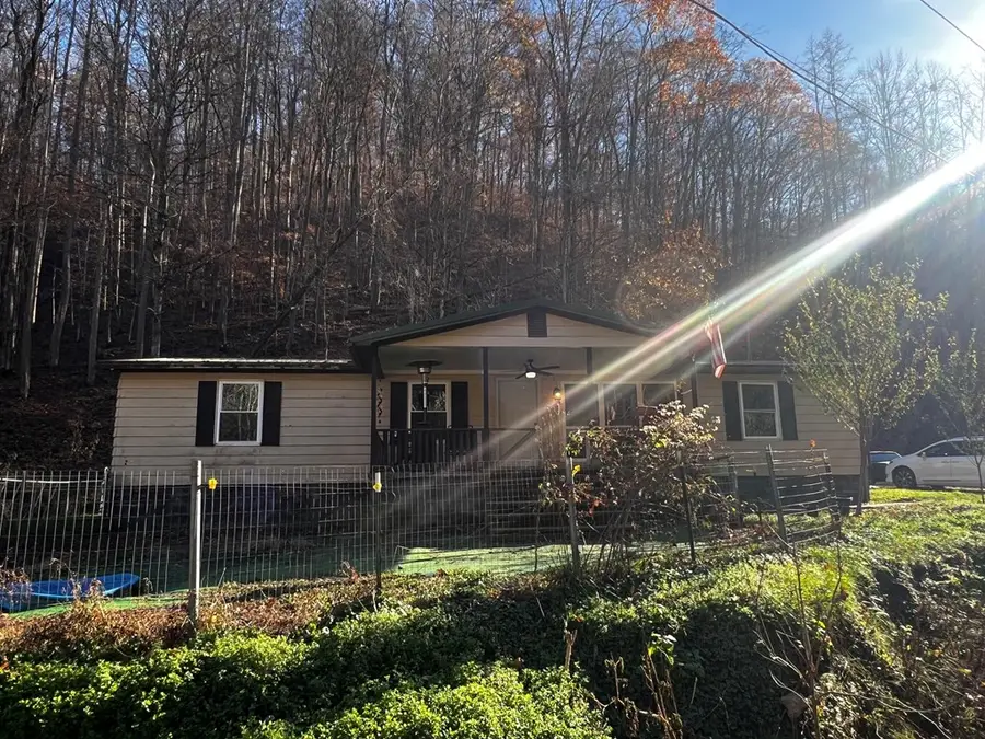 203 Daggs Br, Canada, KY 41519 - Image #3