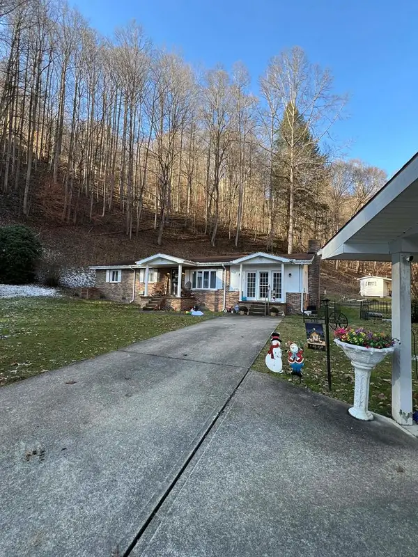 238 Memory Ln, Whitesburg, KY 41858