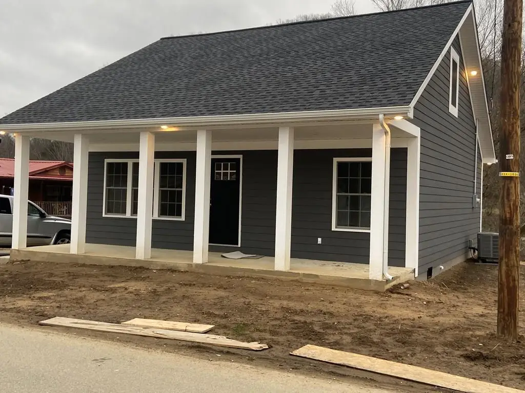 152 N Buckingham Ave, West Van Lear, KY 41268 - #1