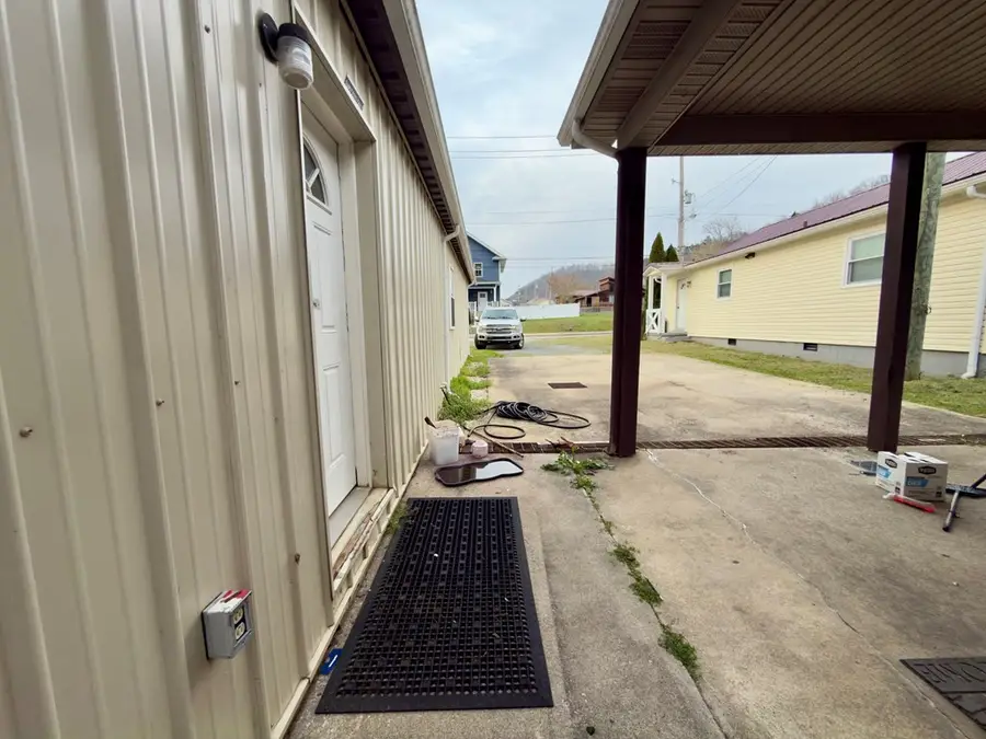 298 E Graham St, Prestonsburg, KY 41653 - #3