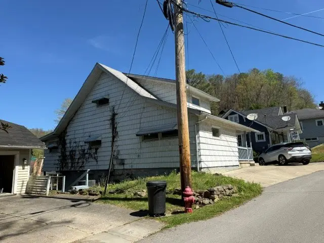 724 Oakhurst Ave, Hazard, KY 41701 - #3