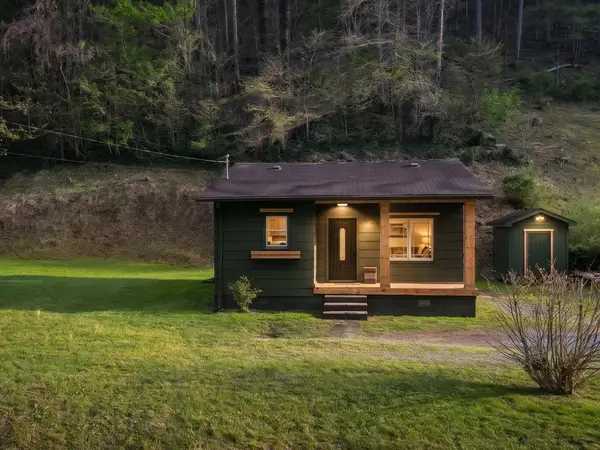 582 Town Mountain Rd, Pikeville, KY 41501