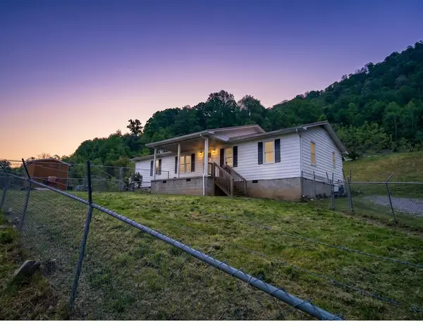 105 Dry Hill, Jenkins, KY 41537
