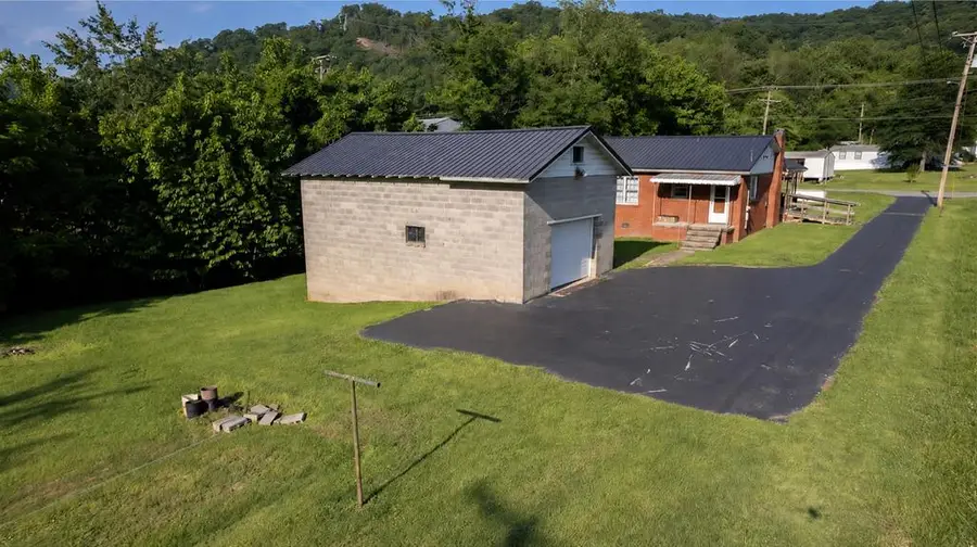 300 E Main Street, Stanville, KY 41659 - #2