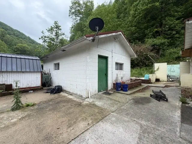 3635 Pinsonfork Rd, McAndrews, KY 41543 - #2