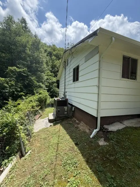 1722 Spruce Pine Rd., Garner, KY 41817 - #3