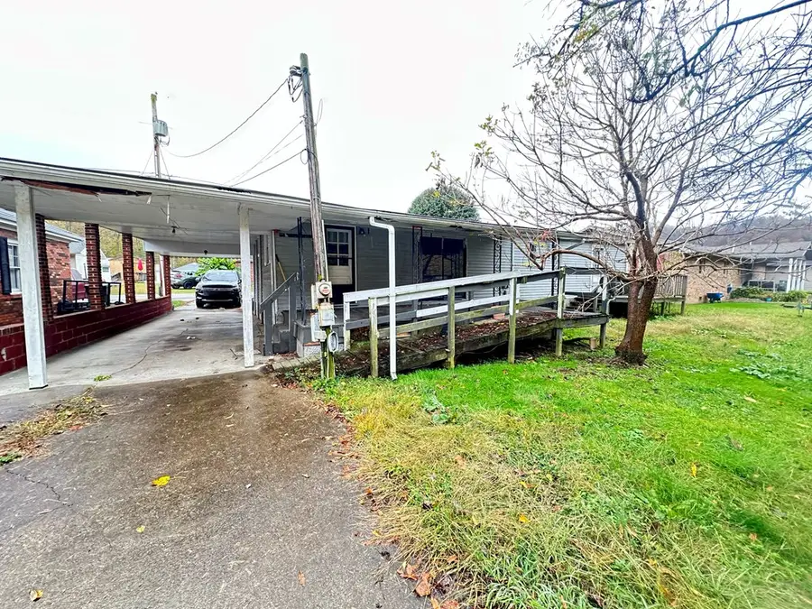 209 Wallen Dr, Van Lear, KY 41256 - #3