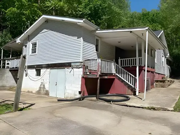11 Carnation Rd, Van Lear, KY 41265
