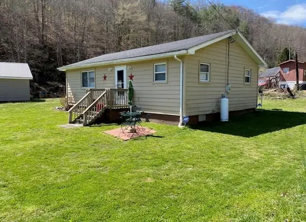 38 Thompson Branch, Pikeville, KY 41501