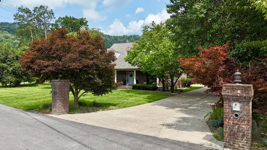 171 W Cedar Drive, Pikeville, KY 41501 - #2