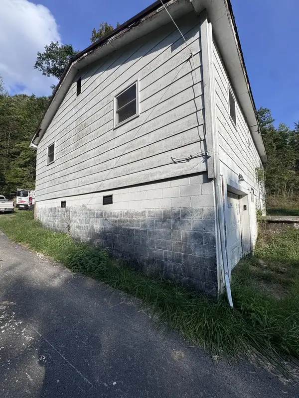 220 Roberts Hollow, Flat Gap, KY 41219